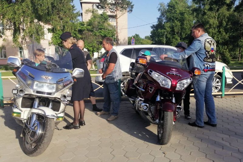 В Черниговском районе Приморья полицейские и байкеры провели познавательное мероприятие «Байкеры – детям»