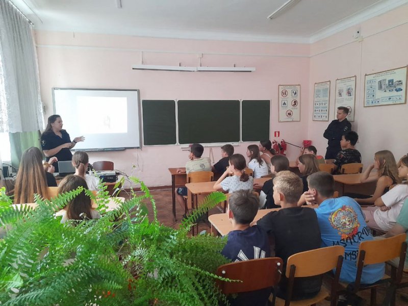 Сотрудники следственного отдела посетили учащихся в пришкольном лагере в Черниговском районе Приморья