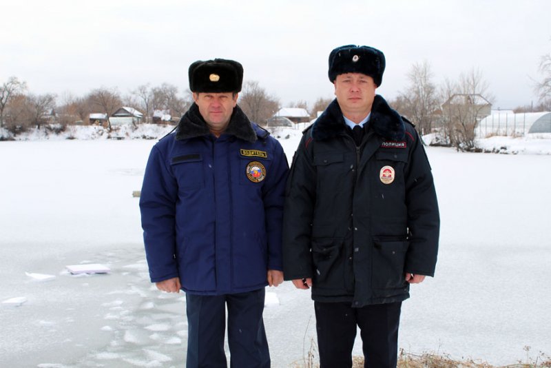 В Черниговском районе Приморья сотрудники полиции и пожарной части спасли мужчин, провалившихся под лед
