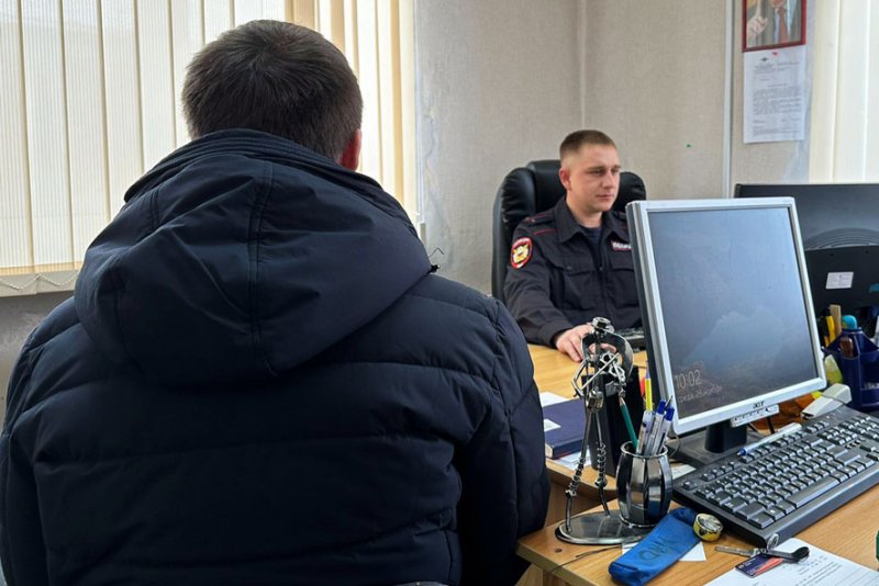В Черниговском районе Приморья сотрудники полиции задержали 19-летнего курьера, работавшего на мошенников