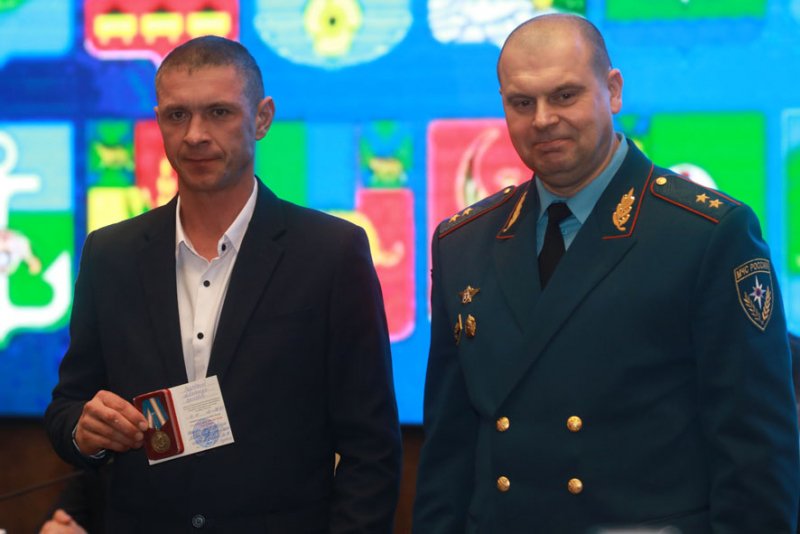 В Приморье сотрудника Госавтоинспекции из Черниговского округа наградили медалью МЧС России «За содружество во имя спасения»